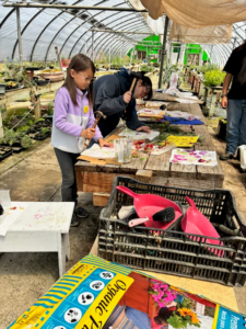 kids learning flower pounding at loma vista farm, vallejo